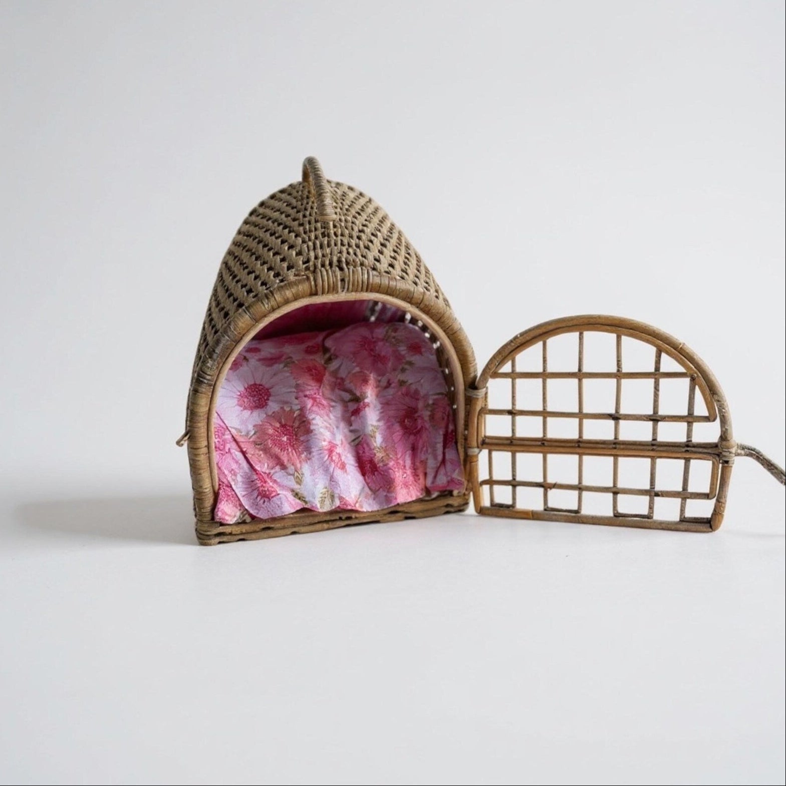 Vintage Wicker Pet Carrier - Retro Cat or Small Dog Basket